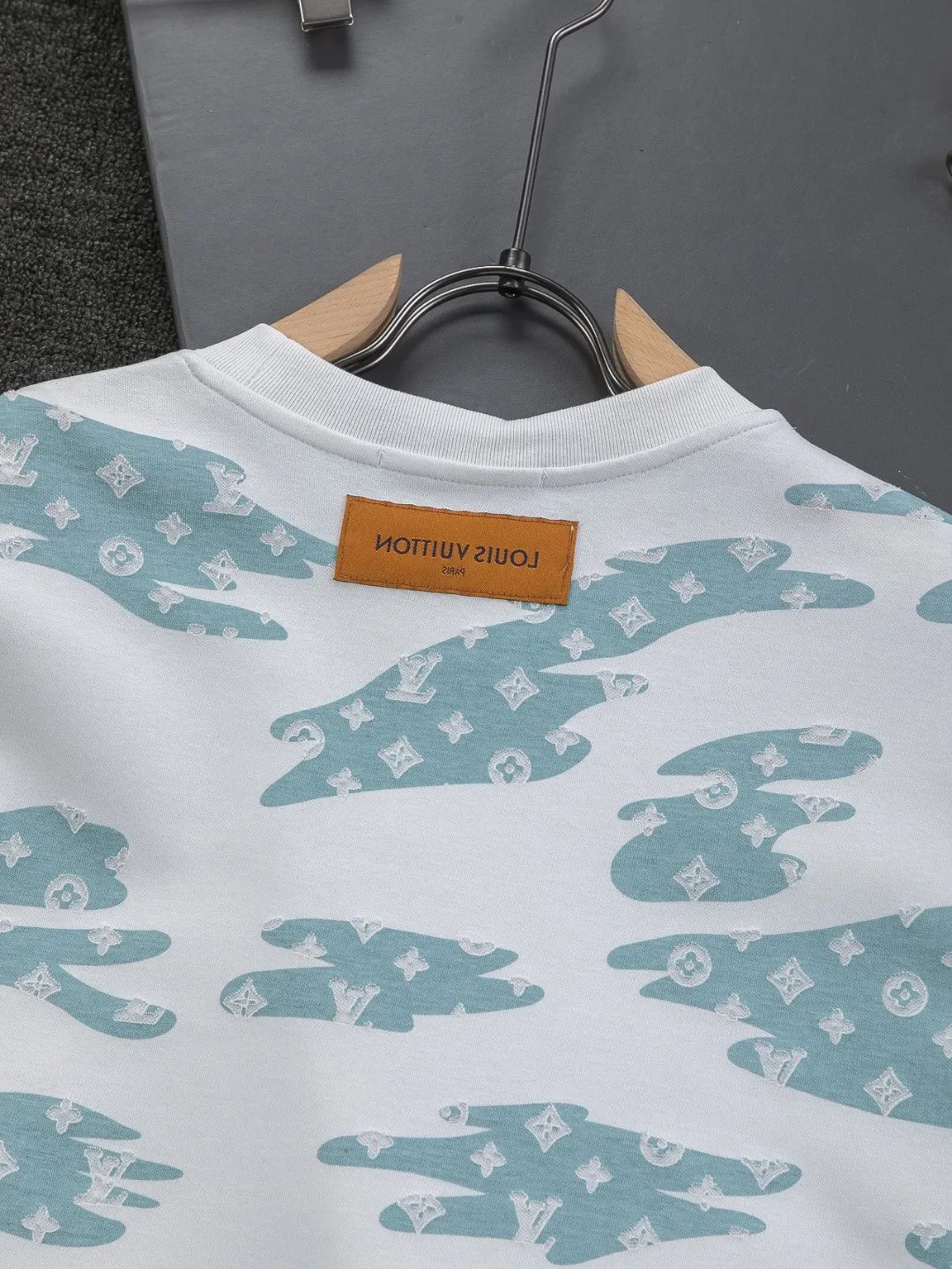 🅿️210 Louis Vuitton 1V LV micro-wide version S-XL LV 26ss new product counters are on the shelves at the same time. Multiple craftsmanship, composite fabrics, all-over cutting🔥Fire flower clouds☁️letter logo🪡 embroidery, round neck short-sleeved T-shirt, same style for men and women! Consigned to one-to-one creation. Synchronized with the official website, pure cotton fabrics at the counter! It is close to the skin and comfortable, durable and easy to wear. It has a classic and simple logo design and meticulous original craftsmanship. Short-sleeves, a must-have item for men, do not appear to be the same for the general public, but must be unique and eye-catching. This LV short-sleeve is all about quality, comfort, the same shape and fashion as always, including fabrics and cutting techniques. All of them have been made with great effort! 320 grams of washed pure cotton fabric, pure cotton is breathable, very refreshing and comfortable for daily wear. The rib knitting on the neckline is smooth and tight, and the neckline will not be skewed if you toss it at will. The loose version, you will find that it looks really good on the upper body. The overall is minimalist and neat, super versatile for daily use! Pair it casually with a pair of pants for a youthful look. A T-shirt will make your outfit crazy. It is a fashionable item that can never go wrong! Color: Black White Gray Purple Size: S-XL Size chart: S: Shoulder width 50-Bust 56-Length 70 M: Shoulder width 52-Bust 57-Length 72 L: Shoulder width 54-Bust 59-Length 74 XL: Shoulder width 56-Bust 62-Length 76